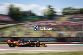 2024-05-18 - 81 PIASTRI Oscar (aus), McLaren F1 Team MCL38, action during the Formula 1 MSC Cruises Gran Premio del Made in Italy e Dell’Emilia-Romagne 2024, 7th round of the 2024 Formula One World Championship from May 17 to 19, 2024 on the Autodromo Enzo e Dino Ferrari, in Imola, Italy - F1 - EMILIA-ROMAGNA GRAND PRIX 2024 - FORMULA 1 - MOTORS