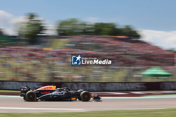 2024-05-18 - 01 VERSTAPPEN Max (nld), Red Bull Racing RB20, action during the Formula 1 MSC Cruises Gran Premio del Made in Italy e Dell’Emilia-Romagne 2024, 7th round of the 2024 Formula One World Championship from May 17 to 19, 2024 on the Autodromo Enzo e Dino Ferrari, in Imola, Italy - F1 - EMILIA-ROMAGNA GRAND PRIX 2024 - FORMULA 1 - MOTORS