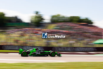 2024-05-18 - 24 ZHOU Guanyu (chi), Stake F1 Team Kick Sauber C44, action during the Formula 1 MSC Cruises Gran Premio del Made in Italy e Dell’Emilia-Romagne 2024, 7th round of the 2024 Formula One World Championship from May 17 to 19, 2024 on the Autodromo Enzo e Dino Ferrari, in Imola, Italy - F1 - EMILIA-ROMAGNA GRAND PRIX 2024 - FORMULA 1 - MOTORS