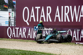 2024-05-18 - 14 ALONSO Fernando (spa), Aston Martin F1 Team AMR24, action crash, accident, during the Formula 1 MSC Cruises Gran Premio del Made in Italy e Dell’Emilia-Romagne 2024, 7th round of the 2024 Formula One World Championship from May 17 to 19, 2024 on the Autodromo Enzo e Dino Ferrari, in Imola, Italy - F1 - EMILIA-ROMAGNA GRAND PRIX 2024 - FORMULA 1 - MOTORS