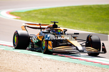 2024-05-18 - 81 PIASTRI Oscar (aus), McLaren F1 Team MCL38, action during the Formula 1 MSC Cruises Gran Premio del Made in Italy e Dell’Emilia-Romagne 2024, 7th round of the 2024 Formula One World Championship from May 17 to 19, 2024 on the Autodromo Enzo e Dino Ferrari, in Imola, Italy - F1 - EMILIA-ROMAGNA GRAND PRIX 2024 - FORMULA 1 - MOTORS