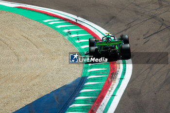 2024-05-18 - 24 ZHOU Guanyu (chi), Stake F1 Team Kick Sauber C44, action during the Formula 1 MSC Cruises Gran Premio del Made in Italy e Dell’Emilia-Romagne 2024, 7th round of the 2024 Formula One World Championship from May 17 to 19, 2024 on the Autodromo Enzo e Dino Ferrari, in Imola, Italy - F1 - EMILIA-ROMAGNA GRAND PRIX 2024 - FORMULA 1 - MOTORS