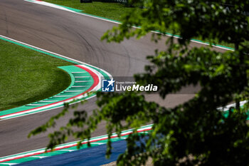 2024-05-18 - Kerb details during the Formula 1 MSC Cruises Gran Premio del Made in Italy e Dell’Emilia-Romagne 2024, 7th round of the 2024 Formula One World Championship from May 17 to 19, 2024 on the Autodromo Enzo e Dino Ferrari, in Imola, Italy - F1 - EMILIA-ROMAGNA GRAND PRIX 2024 - FORMULA 1 - MOTORS