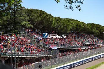 2024-05-18 - Fans in the grandstands during the Formula 1 MSC Cruises Gran Premio del Made in Italy e Dell’Emilia-Romagne 2024, 7th round of the 2024 Formula One World Championship from May 17 to 19, 2024 on the Autodromo Enzo e Dino Ferrari, in Imola, Italy - F1 - EMILIA-ROMAGNA GRAND PRIX 2024 - FORMULA 1 - MOTORS