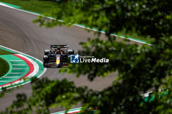 2024-05-18 - 11 PEREZ Sergio (mex), Red Bull Racing RB20, action during the Formula 1 MSC Cruises Gran Premio del Made in Italy e Dell’Emilia-Romagne 2024, 7th round of the 2024 Formula One World Championship from May 17 to 19, 2024 on the Autodromo Enzo e Dino Ferrari, in Imola, Italy - F1 - EMILIA-ROMAGNA GRAND PRIX 2024 - FORMULA 1 - MOTORS