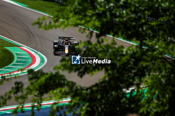 2024-05-18 - 01 VERSTAPPEN Max (nld), Red Bull Racing RB20, action during the Formula 1 MSC Cruises Gran Premio del Made in Italy e Dell’Emilia-Romagne 2024, 7th round of the 2024 Formula One World Championship from May 17 to 19, 2024 on the Autodromo Enzo e Dino Ferrari, in Imola, Italy - F1 - EMILIA-ROMAGNA GRAND PRIX 2024 - FORMULA 1 - MOTORS