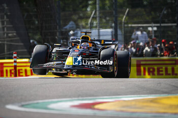 2024-05-18 - 01 VERSTAPPEN Max (nld), Red Bull Racing RB20, action during the Formula 1 MSC Cruises Gran Premio del Made in Italy e Dell’Emilia-Romagne 2024, 7th round of the 2024 Formula One World Championship from May 17 to 19, 2024 on the Autodromo Enzo e Dino Ferrari, in Imola, Italy - F1 - EMILIA-ROMAGNA GRAND PRIX 2024 - FORMULA 1 - MOTORS