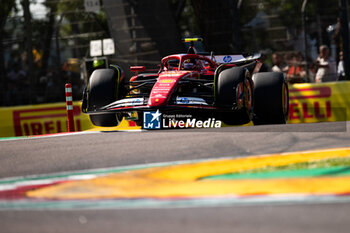 2024-05-18 - 55 SAINZ Carlos (spa), Scuderia Ferrari SF-24, action during the Formula 1 MSC Cruises Gran Premio del Made in Italy e Dell’Emilia-Romagne 2024, 7th round of the 2024 Formula One World Championship from May 17 to 19, 2024 on the Autodromo Enzo e Dino Ferrari, in Imola, Italy - F1 - EMILIA-ROMAGNA GRAND PRIX 2024 - FORMULA 1 - MOTORS