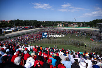 2024-05-18 - spectators, fans during the Formula 1 MSC Cruises Gran Premio del Made in Italy e Dell’Emilia-Romagne 2024, 7th round of the 2024 Formula One World Championship from May 17 to 19, 2024 on the Autodromo Enzo e Dino Ferrari, in Imola, Italy - F1 - EMILIA-ROMAGNA GRAND PRIX 2024 - FORMULA 1 - MOTORS