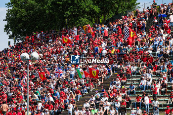 2024-05-18 - Fans in the grandstands during the Formula 1 MSC Cruises Gran Premio del Made in Italy e Dell’Emilia-Romagne 2024, 7th round of the 2024 Formula One World Championship from May 17 to 19, 2024 on the Autodromo Enzo e Dino Ferrari, in Imola, Italy - F1 - EMILIA-ROMAGNA GRAND PRIX 2024 - FORMULA 1 - MOTORS