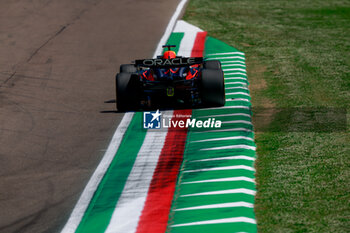 2024-05-18 - 01 VERSTAPPEN Max (nld), Red Bull Racing RB20, action during the Formula 1 MSC Cruises Gran Premio del Made in Italy e Dell’Emilia-Romagne 2024, 7th round of the 2024 Formula One World Championship from May 17 to 19, 2024 on the Autodromo Enzo e Dino Ferrari, in Imola, Italy - F1 - EMILIA-ROMAGNA GRAND PRIX 2024 - FORMULA 1 - MOTORS