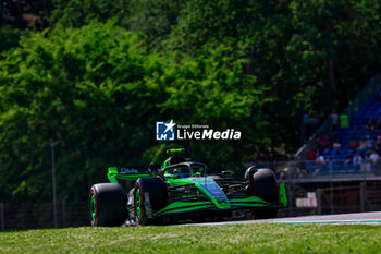 2024-05-18 - 24 ZHOU Guanyu (chi), Stake F1 Team Kick Sauber C44, action during the Formula 1 MSC Cruises Gran Premio del Made in Italy e Dell’Emilia-Romagne 2024, 7th round of the 2024 Formula One World Championship from May 17 to 19, 2024 on the Autodromo Enzo e Dino Ferrari, in Imola, Italy - F1 - EMILIA-ROMAGNA GRAND PRIX 2024 - FORMULA 1 - MOTORS