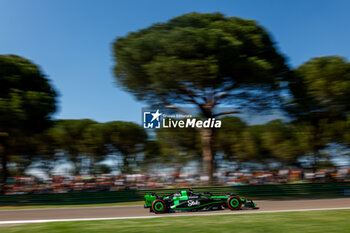 2024-05-18 - 24 ZHOU Guanyu (chi), Stake F1 Team Kick Sauber C44, action during the Formula 1 MSC Cruises Gran Premio del Made in Italy e Dell’Emilia-Romagne 2024, 7th round of the 2024 Formula One World Championship from May 17 to 19, 2024 on the Autodromo Enzo e Dino Ferrari, in Imola, Italy - F1 - EMILIA-ROMAGNA GRAND PRIX 2024 - FORMULA 1 - MOTORS