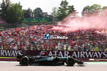 2024-05-18 - 44 HAMILTON Lewis (gbr), Mercedes AMG F1 Team W15, action spectators, fans during the Formula 1 MSC Cruises Gran Premio del Made in Italy e Dell’Emilia-Romagne 2024, 7th round of the 2024 Formula One World Championship from May 17 to 19, 2024 on the Autodromo Enzo e Dino Ferrari, in Imola, Italy - F1 - EMILIA-ROMAGNA GRAND PRIX 2024 - FORMULA 1 - MOTORS