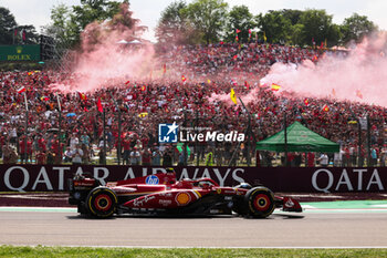 2024-05-18 - 55 SAINZ Carlos (spa), Scuderia Ferrari SF-24, action during spectators, fans the Formula 1 MSC Cruises Gran Premio del Made in Italy e Dell’Emilia-Romagne 2024, 7th round of the 2024 Formula One World Championship from May 17 to 19, 2024 on the Autodromo Enzo e Dino Ferrari, in Imola, Italy - F1 - EMILIA-ROMAGNA GRAND PRIX 2024 - FORMULA 1 - MOTORS