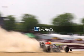 2024-05-18 - 11 PEREZ Sergio (mex), Red Bull Racing RB20, action crash, accident, during the Formula 1 MSC Cruises Gran Premio del Made in Italy e Dell’Emilia-Romagne 2024, 7th round of the 2024 Formula One World Championship from May 17 to 19, 2024 on the Autodromo Enzo e Dino Ferrari, in Imola, Italy - F1 - EMILIA-ROMAGNA GRAND PRIX 2024 - FORMULA 1 - MOTORS