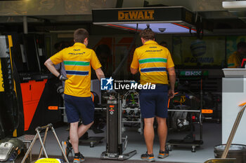 2024-05-23 - McLaren F1 Team Special livery and team suits for Senna - FORMULA 1 GRAND PRIX DE MONACO - PADDOCK - FORMULA 1 - MOTORS