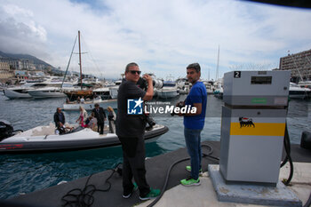 2024-05-23 - Photographer waiting for drivers in the harbor - FORMULA 1 GRAND PRIX DE MONACO - PADDOCK - FORMULA 1 - MOTORS