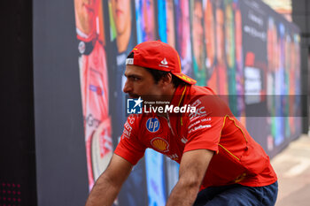 2024-05-23 - Carlos Sainz Jr. (ESP) - Scuderia Ferrari - Ferrari SF-24 - Ferrari - FORMULA 1 GRAND PRIX DE MONACO - PADDOCK - FORMULA 1 - MOTORS