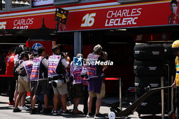 2024-05-25 - media, photographers in front of the Scuderia Ferrari garage, box, during the Formula 1 Grand Prix de Monaco 2024, 8th round of the 2024 Formula One World Championship from May 23 to 26, 2024 on the Circuit de Monaco, in Monaco - F1 - MONACO GRAND PRIX 2024 - FORMULA 1 - MOTORS