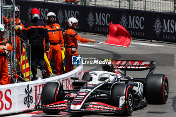 2024-05-25 - red flag, drapeau rouge, illustration, marshall, commissaire de piste, marshal, marshalls, marshals, 27 HULKENBERG Nico (ger), Haas F1 Team VF-24 Ferrari, action during the Formula 1 Grand Prix de Monaco 2024, 8th round of the 2024 Formula One World Championship from May 23 to 26, 2024 on the Circuit de Monaco, in Monaco - F1 - MONACO GRAND PRIX 2024 - FORMULA 1 - MOTORS