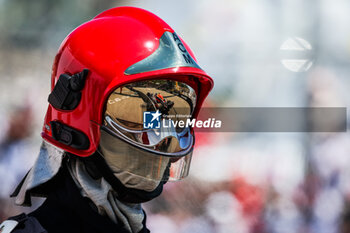 2024-05-25 - marshall, commissaire de piste, marshal, marshalls, marshals 01 VERSTAPPEN Max (nld), Red Bull Racing RB20, action during the Formula 1 Grand Prix de Monaco 2024, 8th round of the 2024 Formula One World Championship from May 23 to 26, 2024 on the Circuit de Monaco, in Monaco - F1 - MONACO GRAND PRIX 2024 - FORMULA 1 - MOTORS