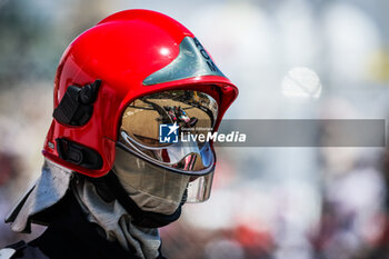 2024-05-25 - marshall, commissaire de piste, marshal, marshalls, marshals 31 OCON Esteban (fra), Alpine F1 Team A524, action during the Formula 1 Grand Prix de Monaco 2024, 8th round of the 2024 Formula One World Championship from May 23 to 26, 2024 on the Circuit de Monaco, in Monaco - F1 - MONACO GRAND PRIX 2024 - FORMULA 1 - MOTORS