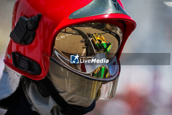 2024-05-25 - marshall, commissaire de piste, marshal, marshalls, marshals 04 NORRIS Lando (gbr), McLaren F1 Team MCL38, action during the Formula 1 Grand Prix de Monaco 2024, 8th round of the 2024 Formula One World Championship from May 23 to 26, 2024 on the Circuit de Monaco, in Monaco - F1 - MONACO GRAND PRIX 2024 - FORMULA 1 - MOTORS