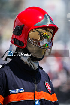 2024-05-25 - marshall, commissaire de piste, marshal, marshalls, marshals 04 NORRIS Lando (gbr), McLaren F1 Team MCL38, action during the Formula 1 Grand Prix de Monaco 2024, 8th round of the 2024 Formula One World Championship from May 23 to 26, 2024 on the Circuit de Monaco, in Monaco - F1 - MONACO GRAND PRIX 2024 - FORMULA 1 - MOTORS