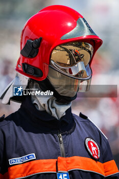 2024-05-25 - marshall, commissaire de piste, marshal, marshalls, marshals 01 VERSTAPPEN Max (nld), Red Bull Racing RB20, action during the Formula 1 Grand Prix de Monaco 2024, 8th round of the 2024 Formula One World Championship from May 23 to 26, 2024 on the Circuit de Monaco, in Monaco - F1 - MONACO GRAND PRIX 2024 - FORMULA 1 - MOTORS