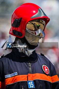 2024-05-25 - marshall, commissaire de piste, marshal, marshalls, marshals 81 PIASTRI Oscar (aus), McLaren F1 Team MCL38, action during the Formula 1 Grand Prix de Monaco 2024, 8th round of the 2024 Formula One World Championship from May 23 to 26, 2024 on the Circuit de Monaco, in Monaco - F1 - MONACO GRAND PRIX 2024 - FORMULA 1 - MOTORS