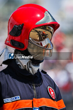 2024-05-25 - marshall, commissaire de piste, marshal, marshalls, marshals 01 VERSTAPPEN Max (nld), Red Bull Racing RB20, action during the Formula 1 Grand Prix de Monaco 2024, 8th round of the 2024 Formula One World Championship from May 23 to 26, 2024 on the Circuit de Monaco, in Monaco - F1 - MONACO GRAND PRIX 2024 - FORMULA 1 - MOTORS