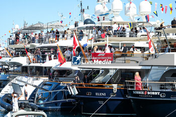 2024-05-25 - Fans on yachts during the Formula 1 Grand Prix de Monaco 2024, 8th round of the 2024 Formula One World Championship from May 23 to 26, 2024 on the Circuit de Monaco, in Monaco - F1 - MONACO GRAND PRIX 2024 - FORMULA 1 - MOTORS