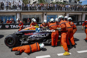 2024-05-26 - 11 PEREZ Sergio (mex), Red Bull Racing RB20 after a crash, accident, with marshall, commissaire de piste, marshal, marshalls, marshals during the Formula 1 Grand Prix de Monaco 2024, 8th round of the 2024 Formula One World Championship from May 23 to 26, 2024 on the Circuit de Monaco, in Monaco - F1 - MONACO GRAND PRIX 2024 - FORMULA 1 - MOTORS