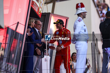 2024-05-26 - SAINZ Carlos (spa), Scuderia Ferrari SF-24 Albert II Grimaldi Prince of Monaco on podium during the Formula 1 Grand Prix de Monaco 2024, 8th round of the 2024 Formula One World Championship from May 23 to 26, 2024 on the Circuit de Monaco, in Monaco - F1 - MONACO GRAND PRIX 2024 - FORMULA 1 - MOTORS