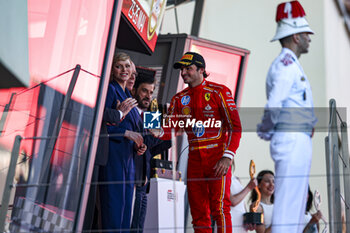 2024-05-26 - SAINZ Carlos (spa), Scuderia Ferrari SF-24 Albert II Grimaldi Prince of Monaco on podium during the Formula 1 Grand Prix de Monaco 2024, 8th round of the 2024 Formula One World Championship from May 23 to 26, 2024 on the Circuit de Monaco, in Monaco - F1 - MONACO GRAND PRIX 2024 - FORMULA 1 - MOTORS