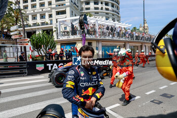 2024-05-26 - PEREZ Sergio (mex), Red Bull Racing RB20, crash, accident, marshall, commissaire de piste, marshal, marshalls, marshals during the Formula 1 Grand Prix de Monaco 2024, 8th round of the 2024 Formula One World Championship from May 23 to 26, 2024 on the Circuit de Monaco, in Monaco - F1 - MONACO GRAND PRIX 2024 - FORMULA 1 - MOTORS