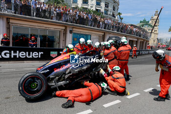 2024-05-26 - PEREZ Sergio (mex), Red Bull Racing RB20, crash, accident, marshall, commissaire de piste, marshal, marshalls, marshals during the Formula 1 Grand Prix de Monaco 2024, 8th round of the 2024 Formula One World Championship from May 23 to 26, 2024 on the Circuit de Monaco, in Monaco - F1 - MONACO GRAND PRIX 2024 - FORMULA 1 - MOTORS