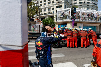 2024-05-26 - PEREZ Sergio (mex), Red Bull Racing RB20, crash, accident, marshall, commissaire de piste, marshal, marshalls, marshals during the Formula 1 Grand Prix de Monaco 2024, 8th round of the 2024 Formula One World Championship from May 23 to 26, 2024 on the Circuit de Monaco, in Monaco - F1 - MONACO GRAND PRIX 2024 - FORMULA 1 - MOTORS