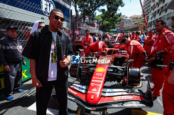 2024-05-26 - Footballer Kylian Mbappé on the starting grid with the Scuderia Ferrari SF-24 of Charles Leclerc during the Formula 1 Grand Prix de Monaco 2024, 8th round of the 2024 Formula One World Championship from May 23 to 26, 2024 on the Circuit de Monaco, in Monaco - F1 - MONACO GRAND PRIX 2024 - FORMULA 1 - MOTORS