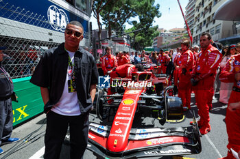 2024-05-26 - Footballer Kylian Mbappé on the starting grid with the Scuderia Ferrari SF-24 of Charles Leclerc during the Formula 1 Grand Prix de Monaco 2024, 8th round of the 2024 Formula One World Championship from May 23 to 26, 2024 on the Circuit de Monaco, in Monaco - F1 - MONACO GRAND PRIX 2024 - FORMULA 1 - MOTORS