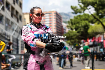 2024-05-26 - Alpine F1 Team mechanic, mecanicien, mechanics starting grid during the Formula 1 Grand Prix de Monaco 2024, 8th round of the 2024 Formula One World Championship from May 23 to 26, 2024 on the Circuit de Monaco, in Monaco - F1 - MONACO GRAND PRIX 2024 - FORMULA 1 - MOTORS