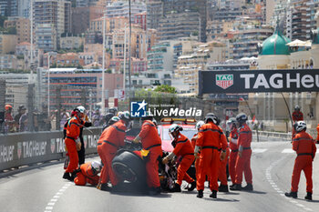 2024-05-26 - 11 PEREZ Sergio (mex), Red Bull Racing RB20, action crash, accident, marshall, commissaire de piste, marshal, marshalls, marshals during the Formula 1 Grand Prix de Monaco 2024, 8th round of the 2024 Formula One World Championship from May 23 to 26, 2024 on the Circuit de Monaco, in Monaco - F1 - MONACO GRAND PRIX 2024 - FORMULA 1 - MOTORS