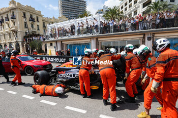 2024-05-26 - 11 PEREZ Sergio (mex), Red Bull Racing RB20, action crash, accident, marshall, commissaire de piste, marshal, marshalls, marshals during the Formula 1 Grand Prix de Monaco 2024, 8th round of the 2024 Formula One World Championship from May 23 to 26, 2024 on the Circuit de Monaco, in Monaco - F1 - MONACO GRAND PRIX 2024 - FORMULA 1 - MOTORS