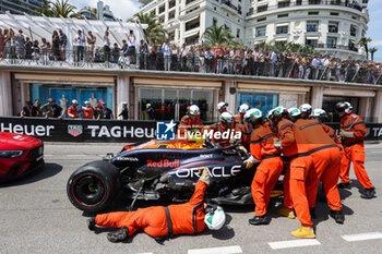 2024-05-26 - 11 PEREZ Sergio (mex), Red Bull Racing RB20, action crash, accident, marshall, commissaire de piste, marshal, marshalls, marshals during the Formula 1 Grand Prix de Monaco 2024, 8th round of the 2024 Formula One World Championship from May 23 to 26, 2024 on the Circuit de Monaco, in Monaco - F1 - MONACO GRAND PRIX 2024 - FORMULA 1 - MOTORS