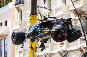 2024-05-26 - 11 PEREZ Sergio (mex), Red Bull Racing RB20, action crash, accident, marshall, commissaire de piste, marshal, marshalls, marshals during the Formula 1 Grand Prix de Monaco 2024, 8th round of the 2024 Formula One World Championship from May 23 to 26, 2024 on the Circuit de Monaco, in Monaco - F1 - MONACO GRAND PRIX 2024 - FORMULA 1 - MOTORS