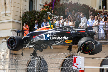 2024-05-26 - 11 PEREZ Sergio (mex), Red Bull Racing RB20, action crash, accident, marshall, commissaire de piste, marshal, marshalls, marshals during the Formula 1 Grand Prix de Monaco 2024, 8th round of the 2024 Formula One World Championship from May 23 to 26, 2024 on the Circuit de Monaco, in Monaco - F1 - MONACO GRAND PRIX 2024 - FORMULA 1 - MOTORS