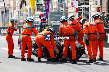 2024-05-26 - 11 PEREZ Sergio (mex), Red Bull Racing RB20, action crash, accident, marshall, commissaire de piste, marshal, marshalls, marshals during the Formula 1 Grand Prix de Monaco 2024, 8th round of the 2024 Formula One World Championship from May 23 to 26, 2024 on the Circuit de Monaco, in Monaco - F1 - MONACO GRAND PRIX 2024 - FORMULA 1 - MOTORS