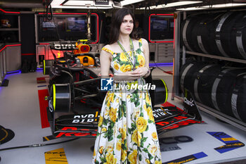 2024-05-26 - Alexandra Daddario, model pose for a photo during the Formula 1 Grand Prix de Monaco 2024, 8th round of the 2024 Formula One World Championship from May 23 to 26, 2024 on the Circuit de Monaco, in Monaco - F1 - MONACO GRAND PRIX 2024 - FORMULA 1 - MOTORS