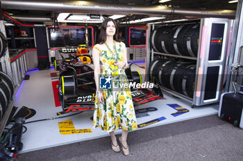 2024-05-26 - Alexandra Daddario, model pose for a photo during the Formula 1 Grand Prix de Monaco 2024, 8th round of the 2024 Formula One World Championship from May 23 to 26, 2024 on the Circuit de Monaco, in Monaco - F1 - MONACO GRAND PRIX 2024 - FORMULA 1 - MOTORS